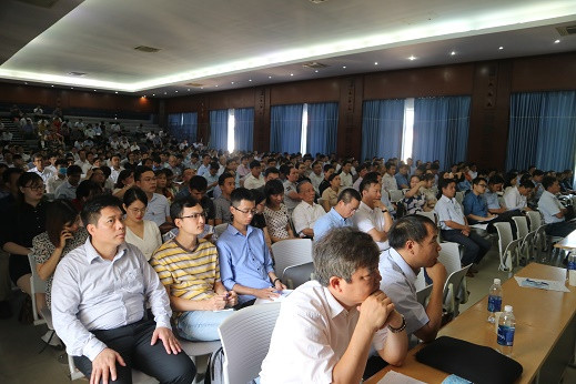 Gần 400 đại biểu đến từ các trường tham gia tập huấn. 