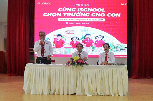 Thầy Phạm Hữu Bình - Hiệu trường nhà trường giải đáp thắc mắc của phụ huynh học sinh. 