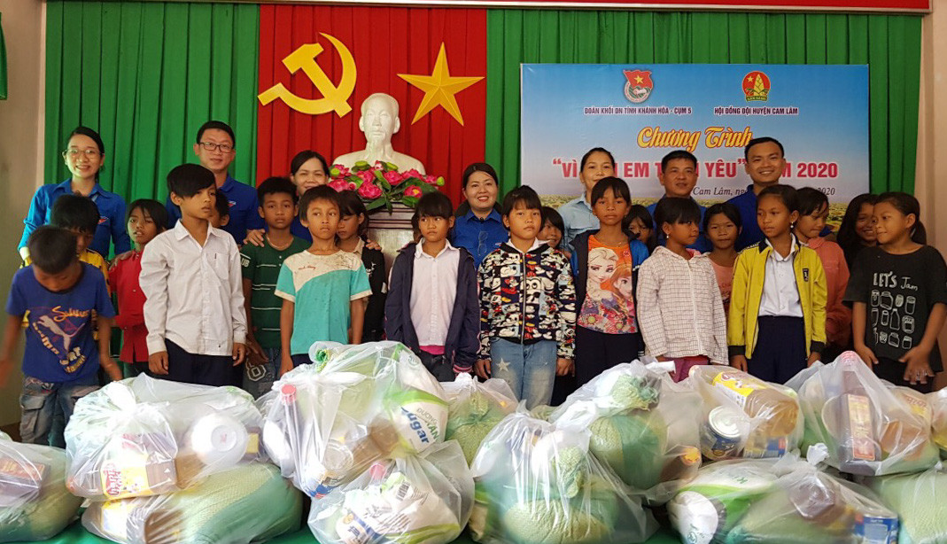 Huyện đoàn Cam Lâm cùng Đoàn Khối doanh nghiệp tỉnh - Cụm 5 trao quà cho các học sinh xã Sơn Tân