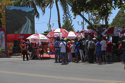 People in Nha Trang waiting for 2020 HTV Cup cyclists