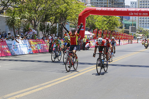 Tong Thanh Tuyen finishes first in stage 12