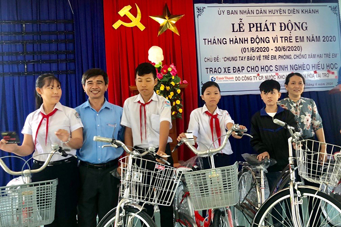 UBND huyện Diên Khánh trao xe đạp cho các em học sinh nghèo hiếu học