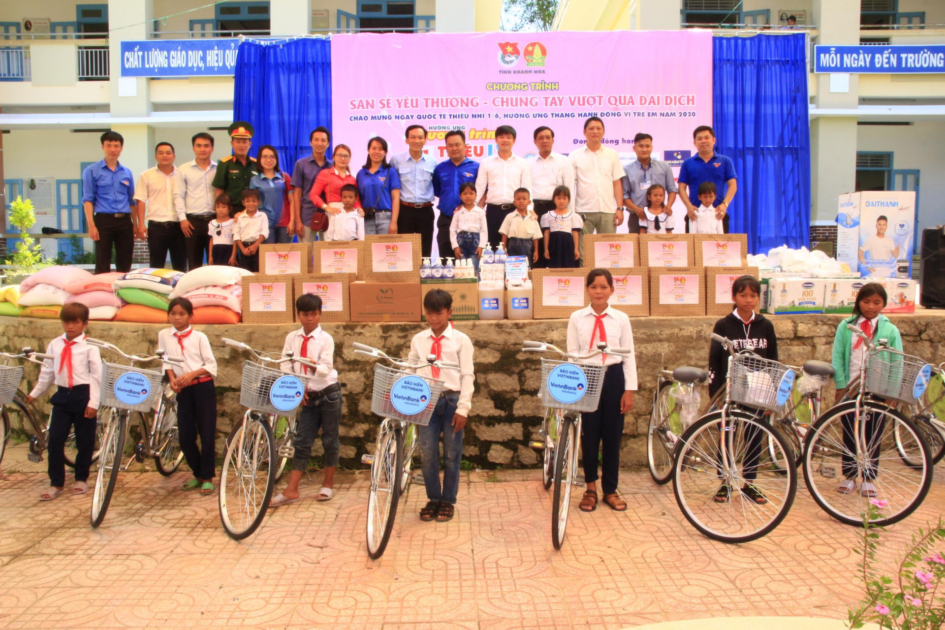 Ban tổ chức trao quà cho học sinh Trường Tiểu học & THCS Thành Sơn 