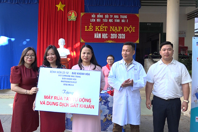 Units offering gifts to Vinh Hai 2 Primary School