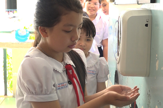 Vinh Hai 2 Primary School’s pupils washing hands with automatic hand sanitizer dispenser