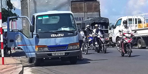 Tài xế thay lốp trên cầu gây kẹt xe kéo dài