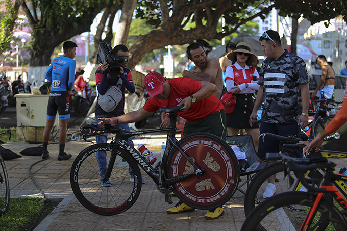 Các tay đua khởi động chuẩn bị cho màn tranh tài chặng 13 tại Nha Trang.