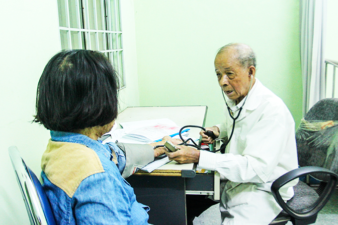 Bác sĩ Đồng khám bệnh cho bệnh nhân.