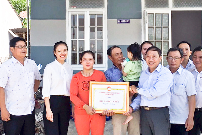 Đại diện UBMTTQ Việt Nam tỉnh trao quyết định bàn giao nhà cho người dân.