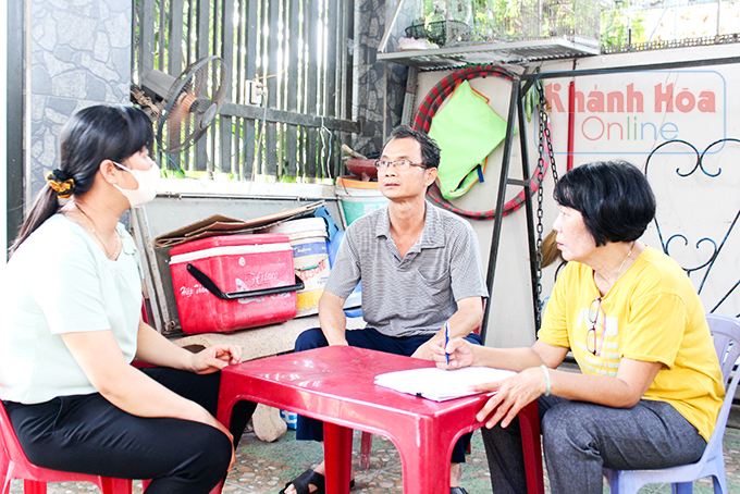 Cán bộ phường và tổ dân phố (phường Phước Long) đến từng nhà khảo sát, kê khai đối tượng.