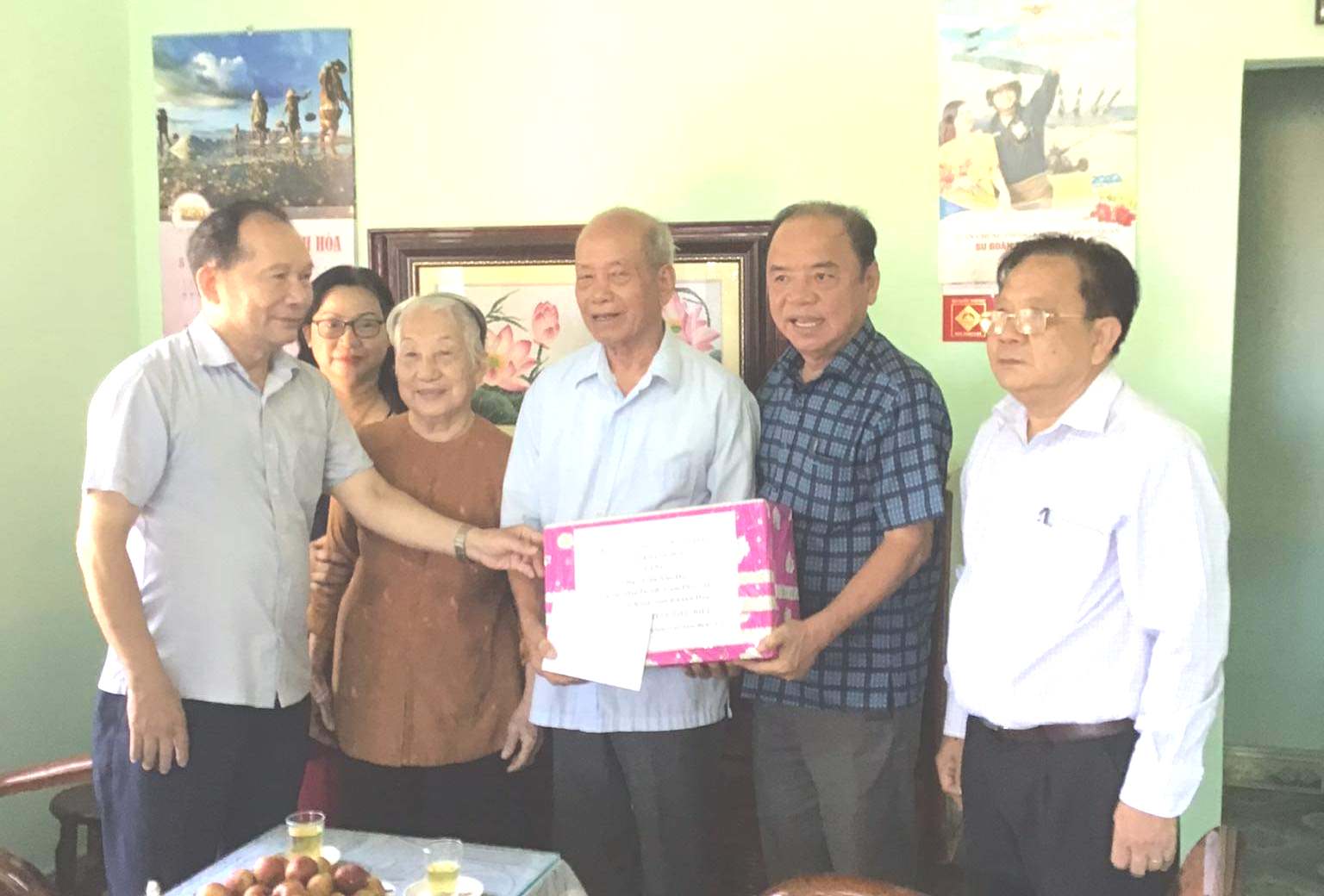 Đại diện 2 đơn vị thăm, tặng quà người cao tuổi tiêu biểu tại Cam Ranh.
