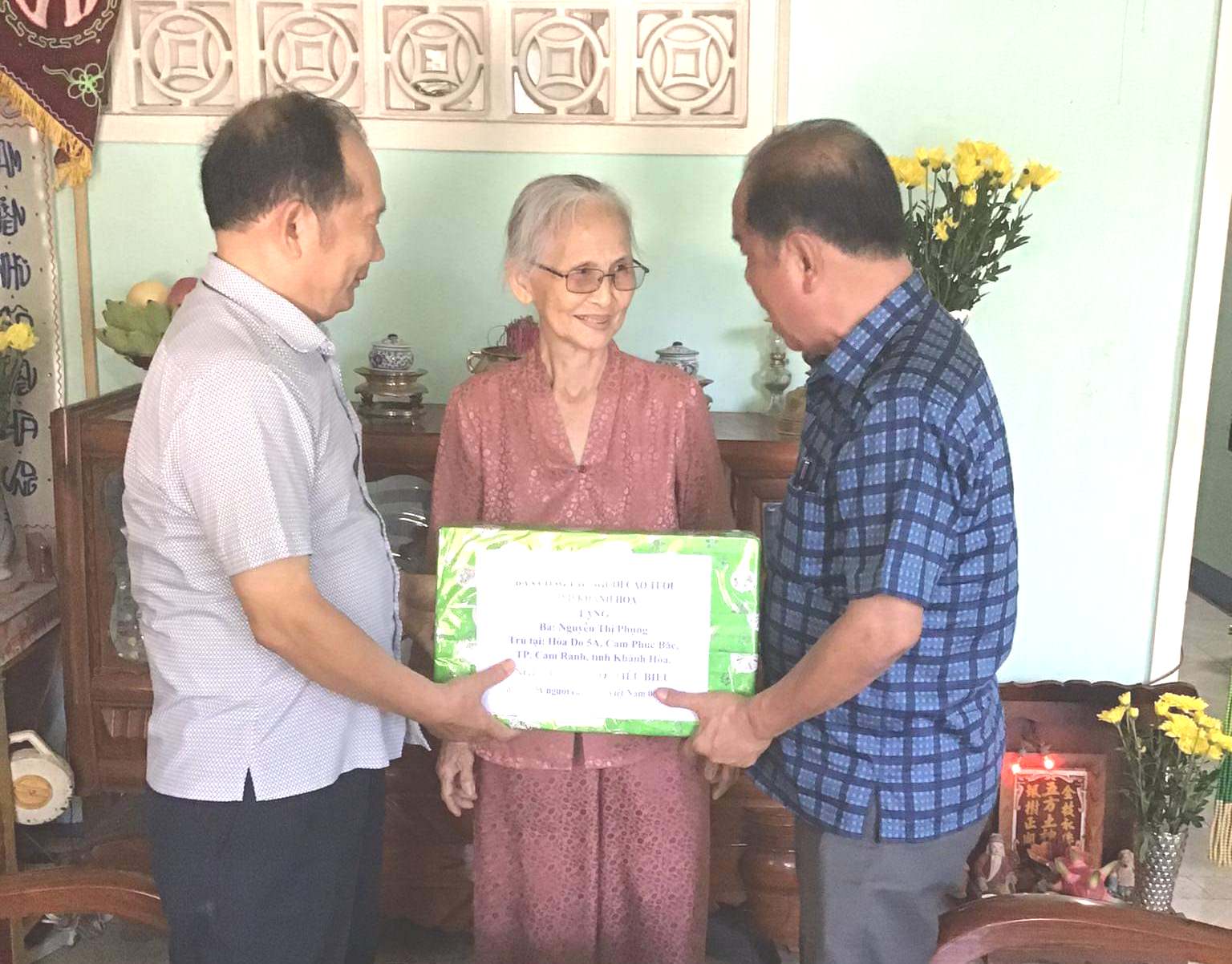 Đại diện 2 đơn vị thăm, tặng quà người cao tuổi tiêu biểu tại Cam Ranh.