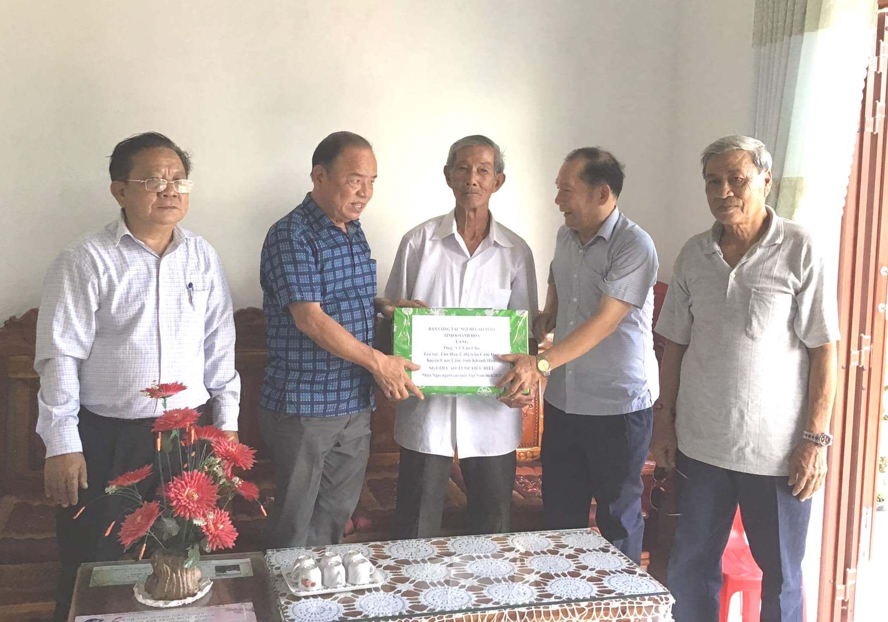  Đại diện 2 đơn vị thăm, tặng quà người cao tuổi tiêu biểu tại Cam Lâm.