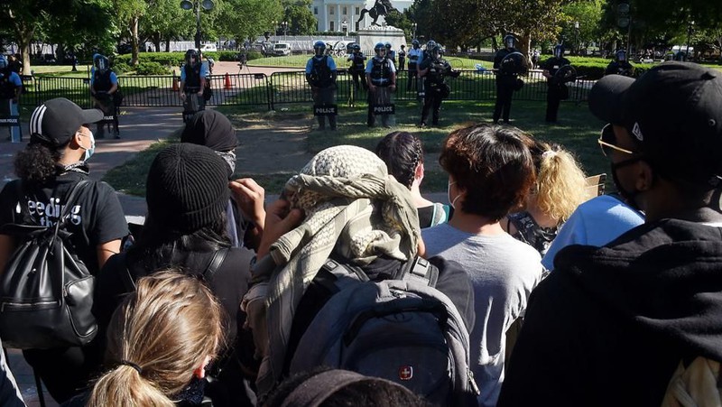 Người biểu tình tập trung trước khu vực Nhà Trắng. (Nguồn: News Break).