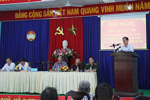 Ông Nguyễn Tấn Tuân và đại biểu HĐND tiếp xúc cử tri.