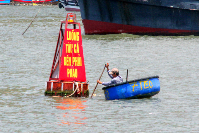 Phao phân luồng tàu cá và tàu du lịch ở khu vực mặt nước phía Nam Bến tàu du lịch Nha Trang