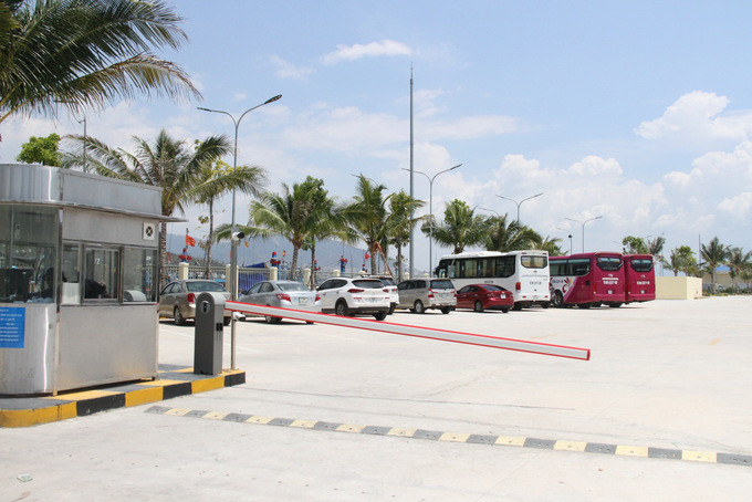 Bãi đỗ xe của Bến tàu Du lịch Nha Trang khá rộng rãi
