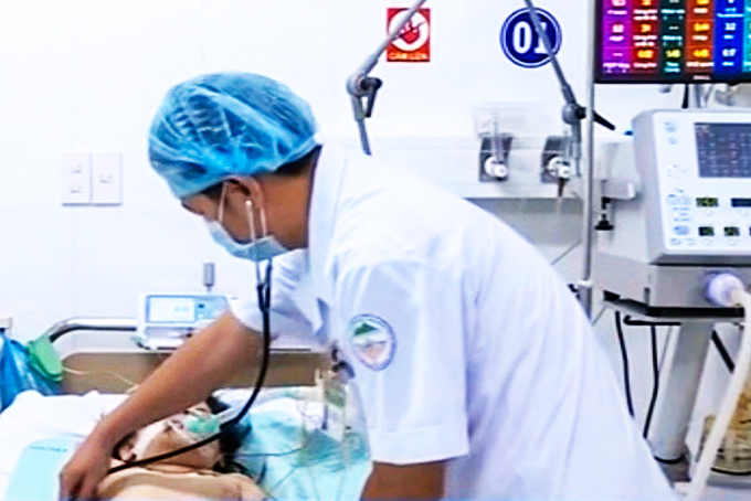Điều trị cho bệnh nhân nặng tại Bệnh viện Bệnh nhiệt đới tỉnh.