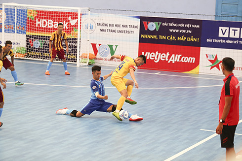Quang Nam’s goalkeeper (in blue) has difficult time defending his goal