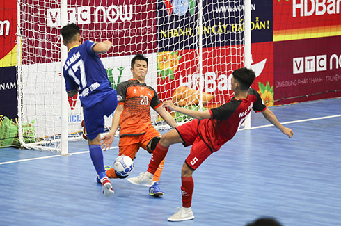 Cao Bang (in red) win with 4-2 comeback over Tan Hiep Hung