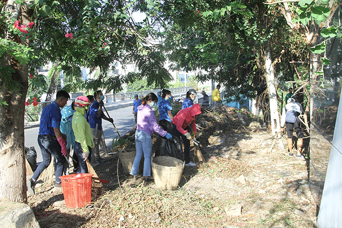 Tổ chức vệ sinh môi trường hưởng ứng Tuần lễ biển và hải đảo Việt Nam