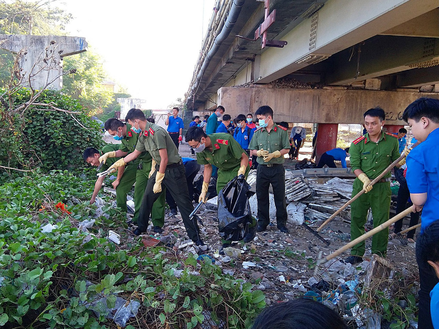 Các đoàn viên, thanh niên ra quân thu gom rác