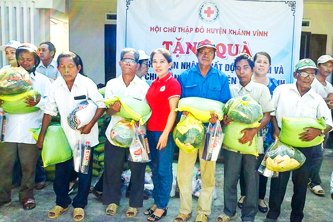 Trao quà cho Hội Nạn nhân chất độc da cam huyện Khánh Vĩnh. 