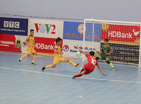Hung Gia Khanh Dak Lak (in red) perform excellently against Quang Nam