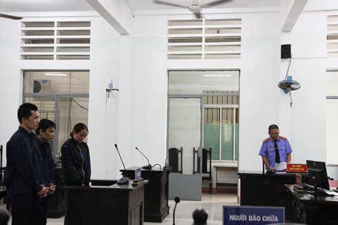 Vợ chồng chở nhau đi cướp giật