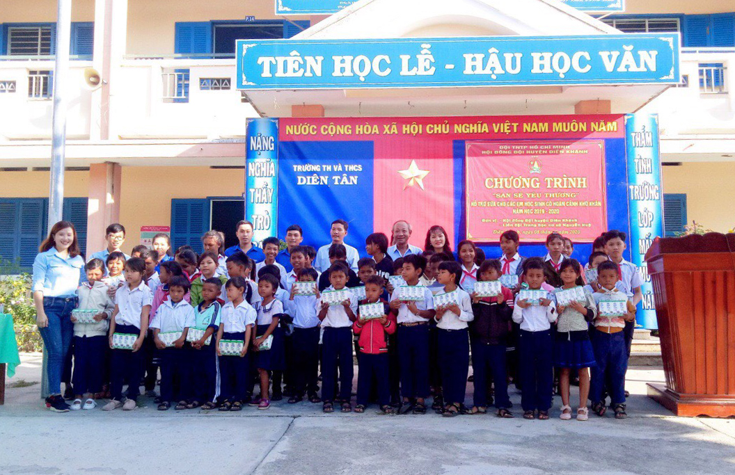 Hội đồng Đội huyện Diên Khánh: Hỗ trợ 800 hộp sữa cho học sinh khó khăn