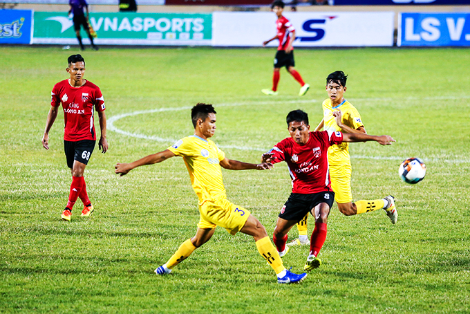 Các cầu thủ 2 đội Sanna Khánh Hòa - Biển Việt Nam và Long An.