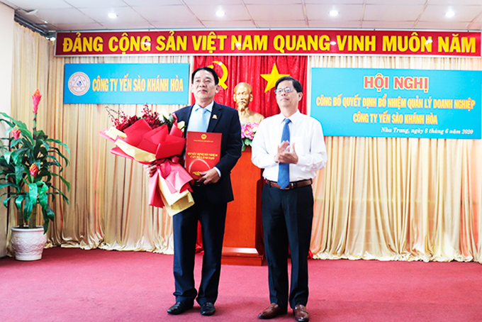 Đồng chí Nguyễn Tấn Tuân trao quyết định bổ nhiệm cho ông Nguyễn Anh Hùng.