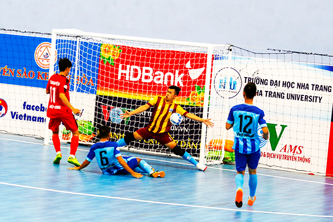 Tan Hiep Hung players struggle to break down VietFootball’s defense