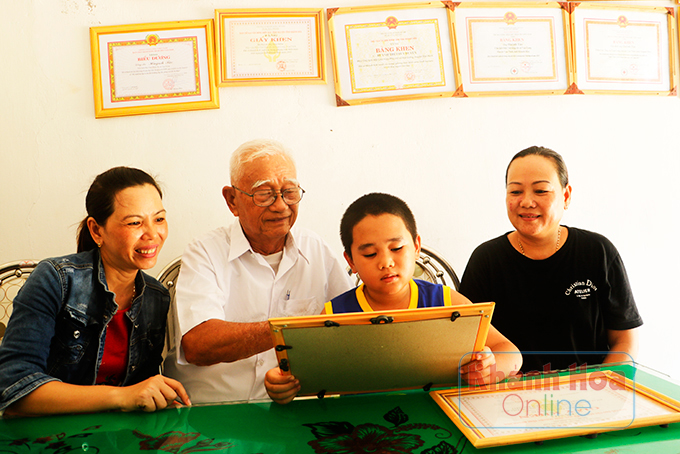 Niềm vui của gia đình ông Tào khi nói về những giấy khen, bằng khen do các cấp khen tặng.