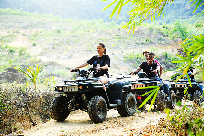 Du khách đi xe địa hình khám phá núi rừng Hòn Bà ở Kong Forest.