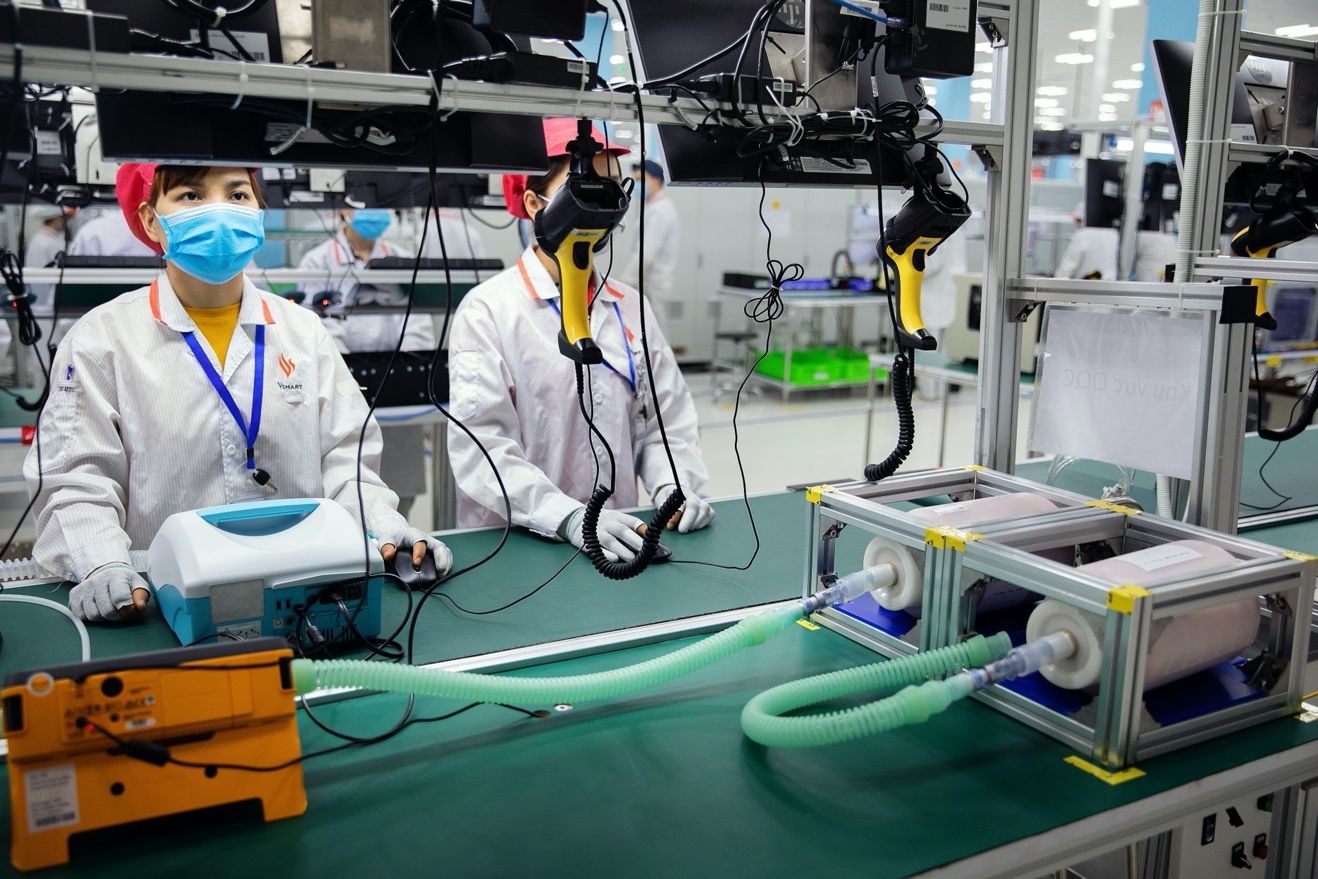 Các công nhân đang kiểm tra hoạt động của máy thở tại nhà máy sản xuất VinSmart tại Hà Nội