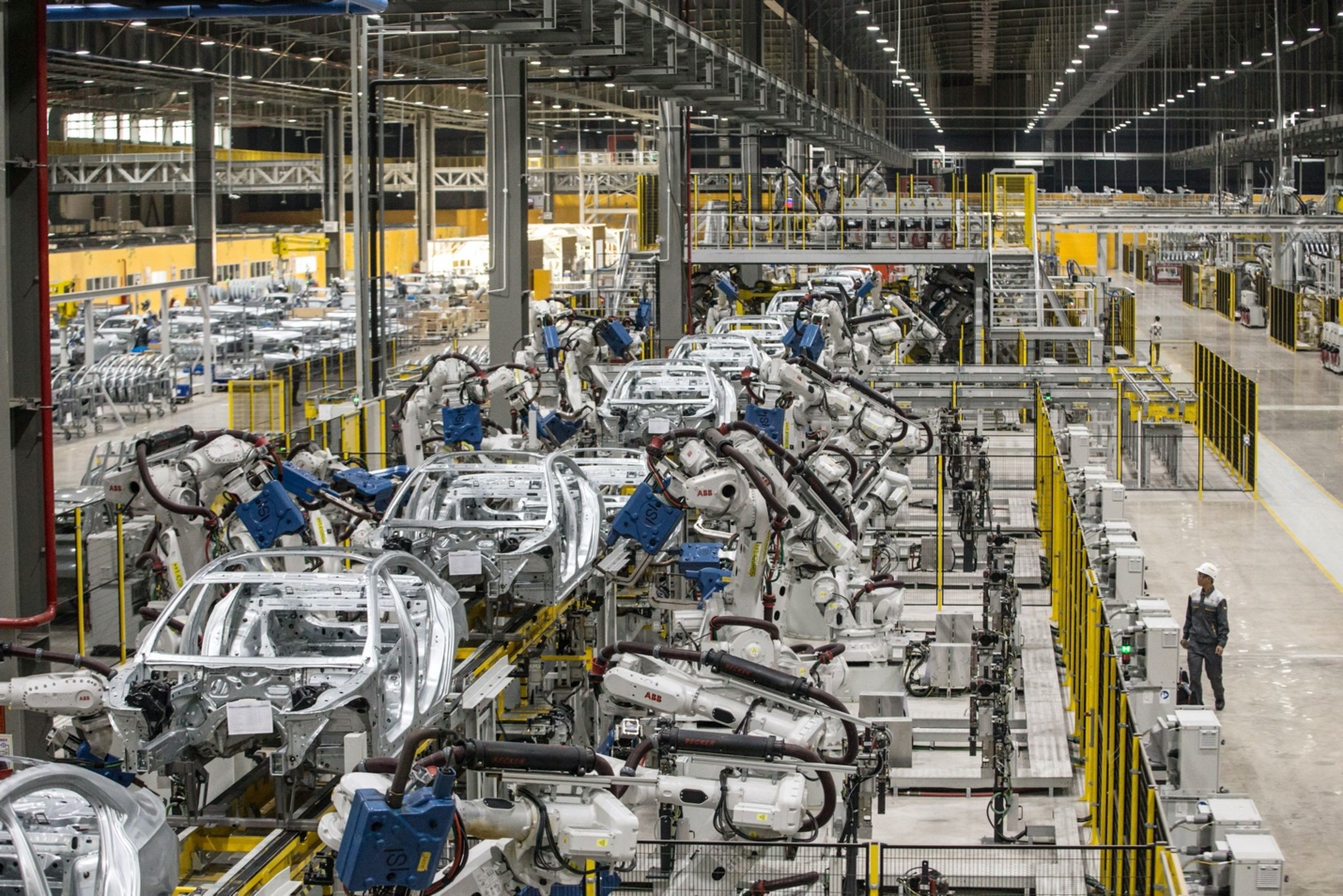 Xưởng hàn thân vỏ với hàng nghìn robot trong nhà máy sản xuất ô tô VinFast
