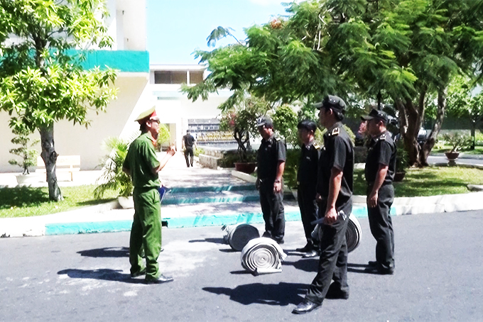 Đội Phòng cháy chữa cháy Nhà máy thuốc lá Khatoco diễn tập.