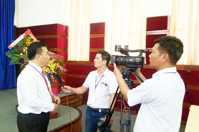 Phóng viên Báo Khánh Hòa phỏng vấn  đồng chí Đoàn Minh Long - Chủ tịch Hội Nhà báo tỉnh. Ảnh: A.T