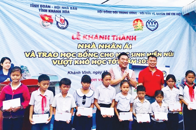 Hội Nhà báo tỉnh phối hợp với Tỉnh đoàn tặng quà cho trẻ em  ở huyện miền núi Khánh Vĩnh. (Ảnh tư liệu Hội Nhà báo tỉnh)