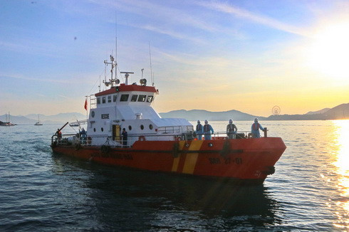 Tàu SAR27-01 tiến vào vịnh Nha Trang