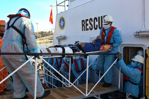 Lực lượng cứu nạn đưa thuyền viên bị nạn lên bờ
