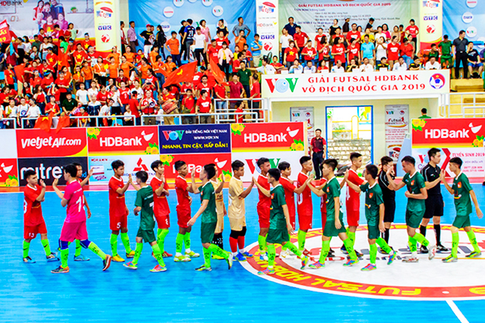 Teams playing at 2019 HDBank futsal tournament for students (Photo: organization committee)