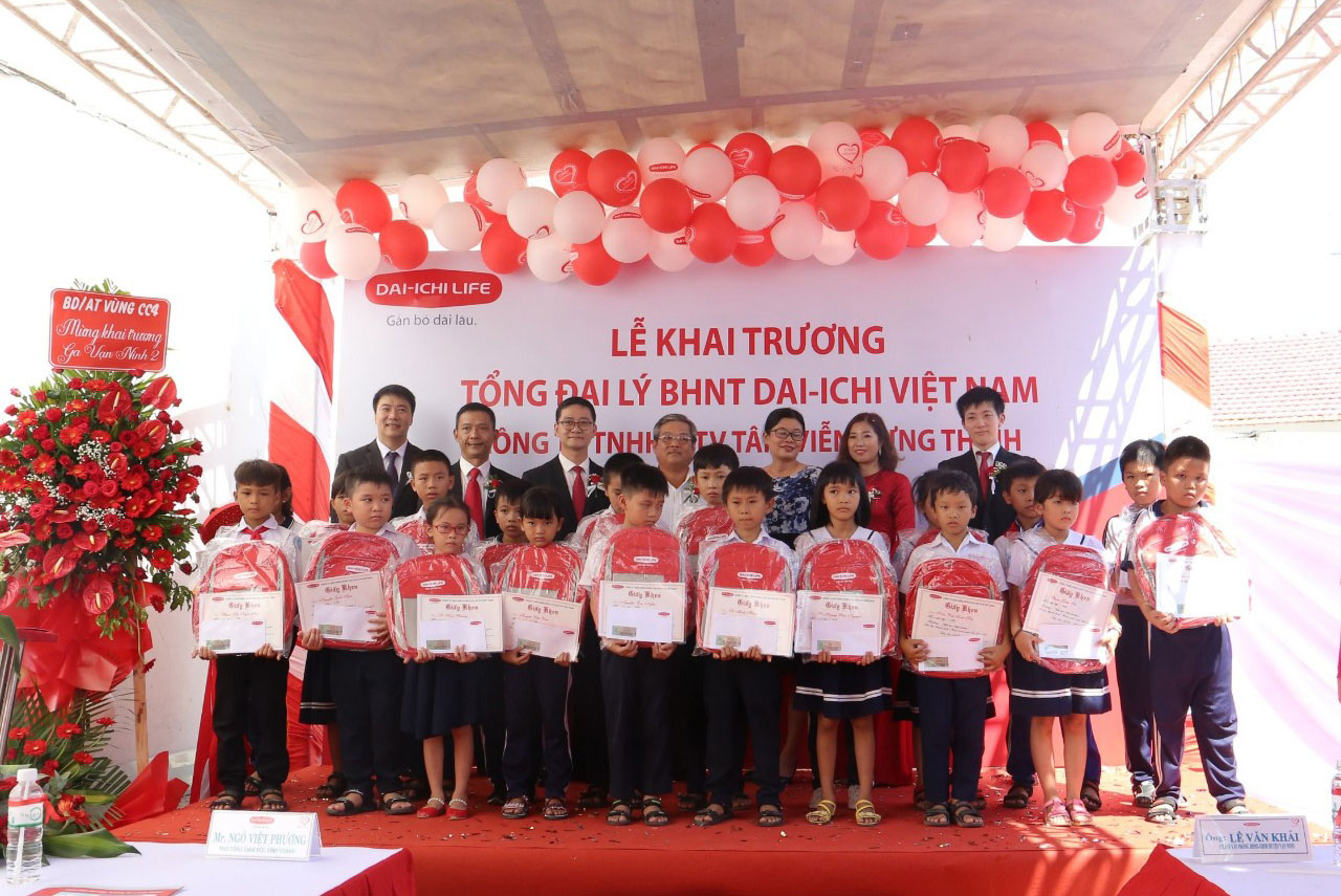 Nhân dịp khai trương Văn Phòng Tổng Đại lý tại huyện Vạn Ninh, Dai-ichi Life Việt Nam đã dành tặng 20 suất  học bổng cho các em học sinh vượt khó học giỏi tại địa phương.