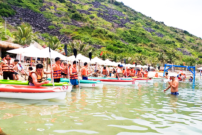 Tourists rowing kayak on Nha Trang Bay