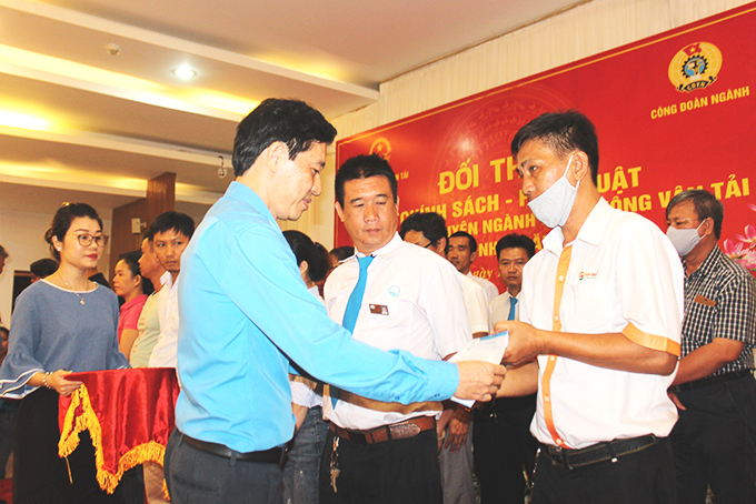 Công đoàn ngành Giao thông vận tải: Đối thoại chính sách và trao 139 suất hỗ trợ cho người lao động