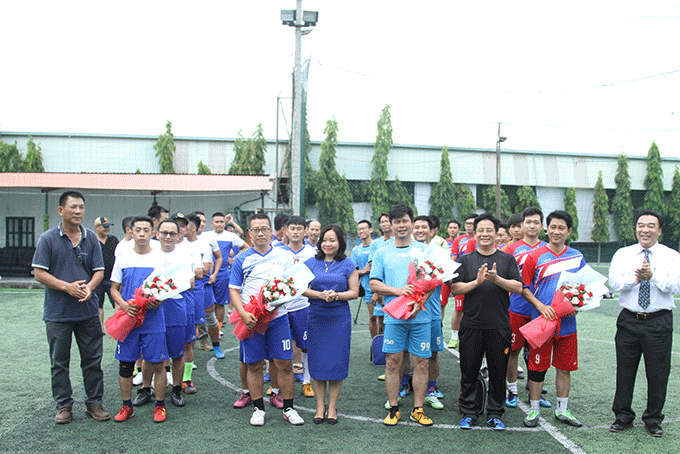 Các đại biểu tặng hoa chúc mừng 4 đội bóng tham gia giải. 
