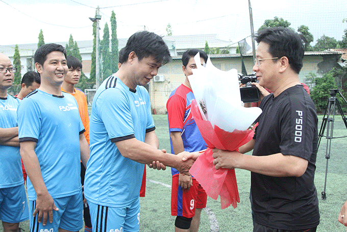 Ông Hồ Văn Mừng tặng hoa đội bóng Báo Khánh Hòa. 