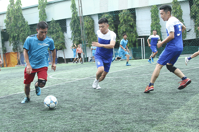 Một pha bóng trong trận đấu giữa đội Báo Khánh Hòa với đội nhà báo các văn phòng đại diện, phóng viên thường trú tại Khánh Hòa. 