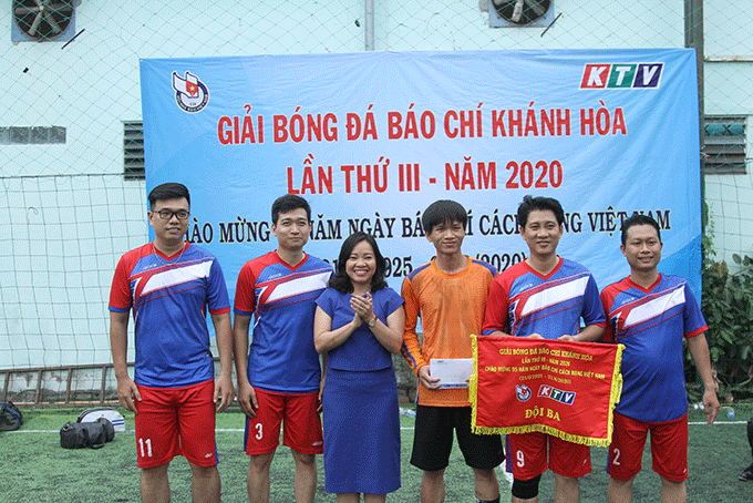 Bà Thái Thị Lệ Hằng - Phó Tổng Biên tập Báo Khánh Hòa trao giải Ba cho đội Ban Tuyên giáo tỉnh  ủy Khánh Hòa.